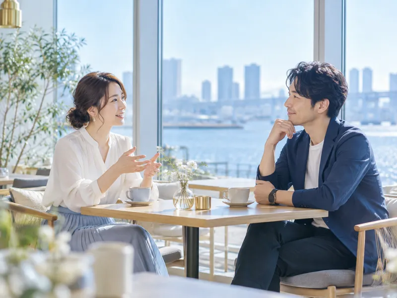 カフェで穏やかに語り合う2人